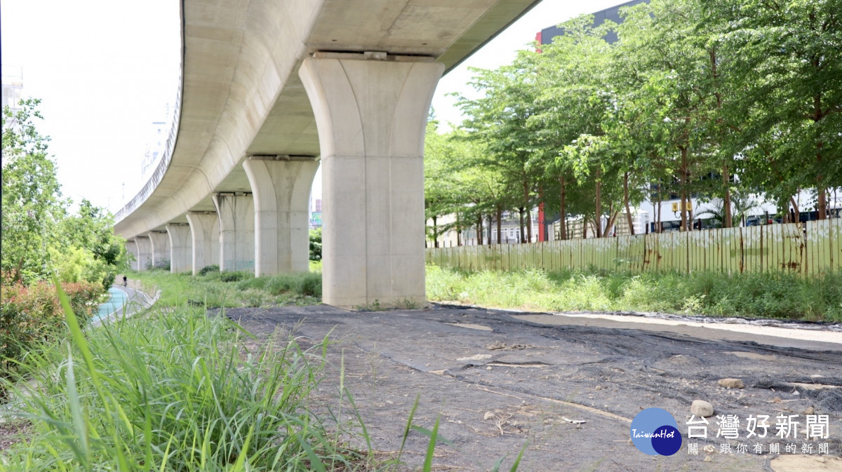 台鐵利用鐵路高架橋下空間規劃26處停車場，完工後可增加2295格汽車格位及1264格機車格位。