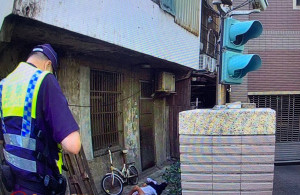 男子與女友分手酗酒路倒，大園警暖心開導送返家。