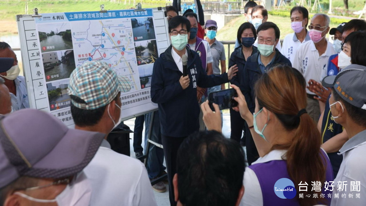 ▲陳其邁由立委邱志偉、副議長陸淑美、議員高閔琳、黃秋媖、方信淵及岡山區多位里長陪同下，視察岡山嘉興五甲尾滯洪池及抽水站改善工程。（圖／記者 許高祥 翻攝）