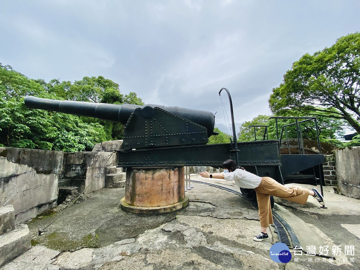淡水古蹟博物館在國際瑜珈日推出《淡古瑜珈八式》創意影片，讓大家做瑜珈還能認識古蹟，其中，滬尾礮臺的阿姆斯托朗砲類似「平衡木式」