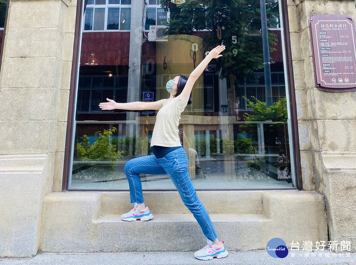 淡水古蹟博物館在國際瑜珈日推出《淡古瑜珈八式》創意影片，讓大家做瑜珈還能認識古蹟，其中，用「英雄式」展現得忌利士洋行的窗戶設計