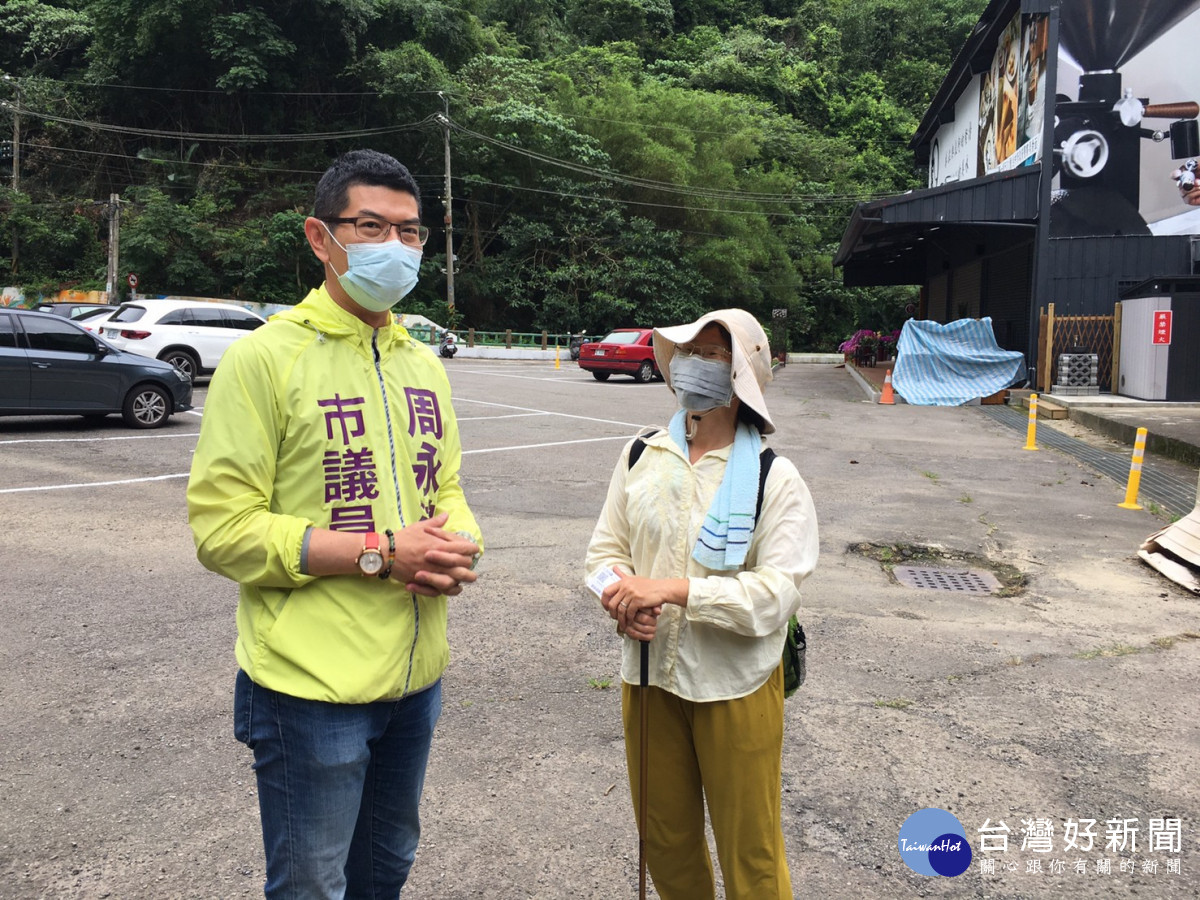 民眾向台中市議員周永鴻(左)反映，潭子車站綠空廊道沿線出現銀膠菊蹤跡。