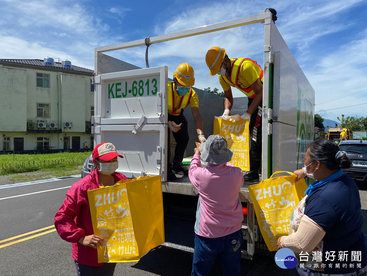 裝滿七分即送10元商品券。（竹山公所提供）