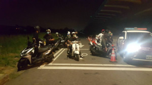 楊梅警分局展現防制飆車及街頭逞凶、滋事騷擾之決心，維護民眾交通安全及居住安寧。