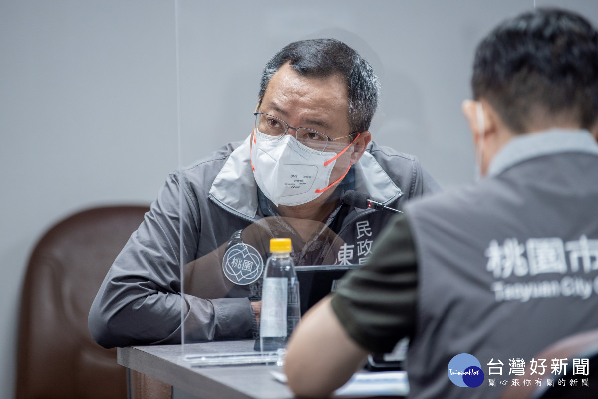  民政局長陳靜航說明防疫關懷包發放情形。