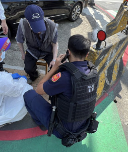 平鎮警分局員警巡邏經過發現老翁跌坐路旁，並緊急通報消防局協助救護，所幸並無大礙。