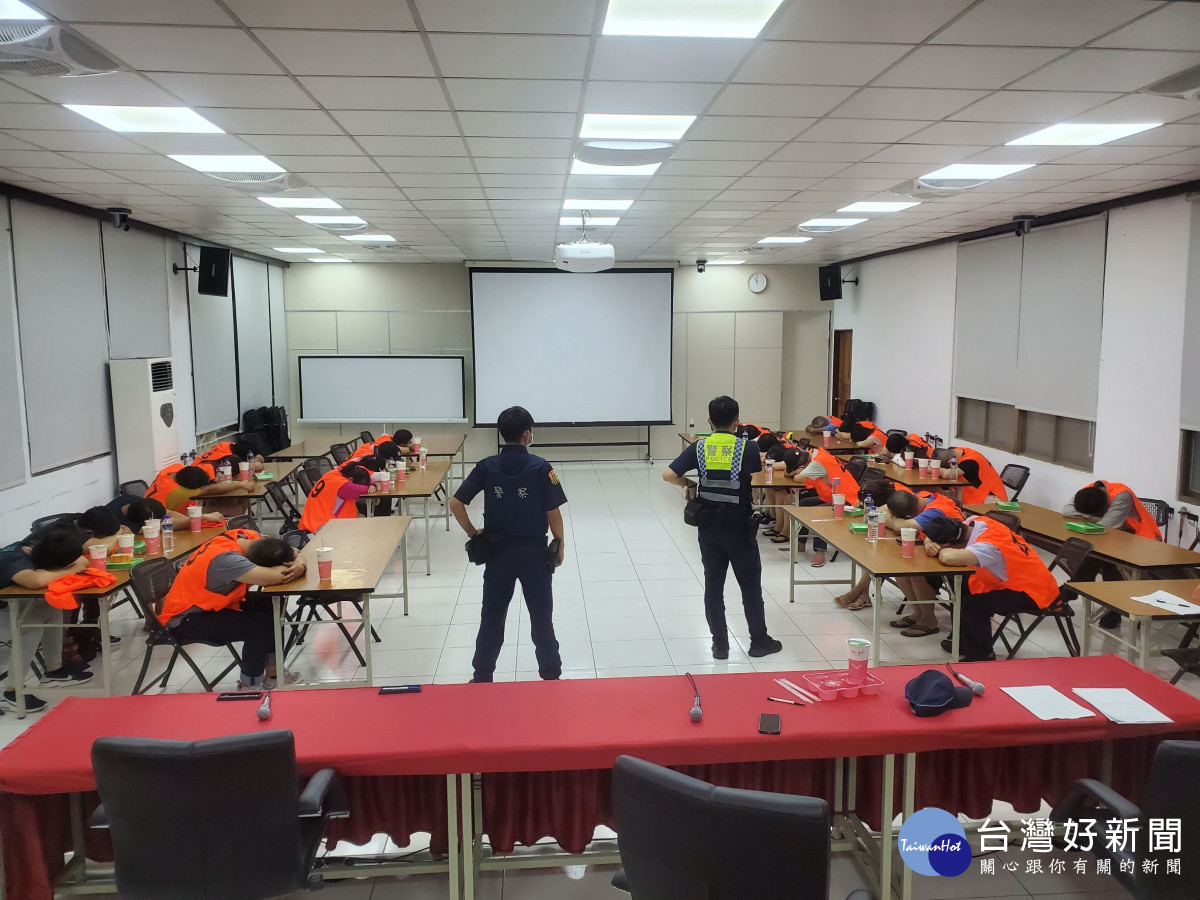 警方破獲麻將職業賭場，逮回31人查扣70萬餘元。