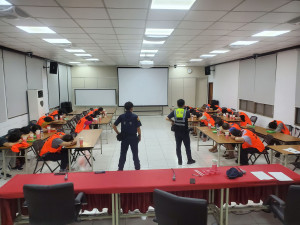 警方破獲麻將職業賭場，逮回31人查扣70萬餘元。