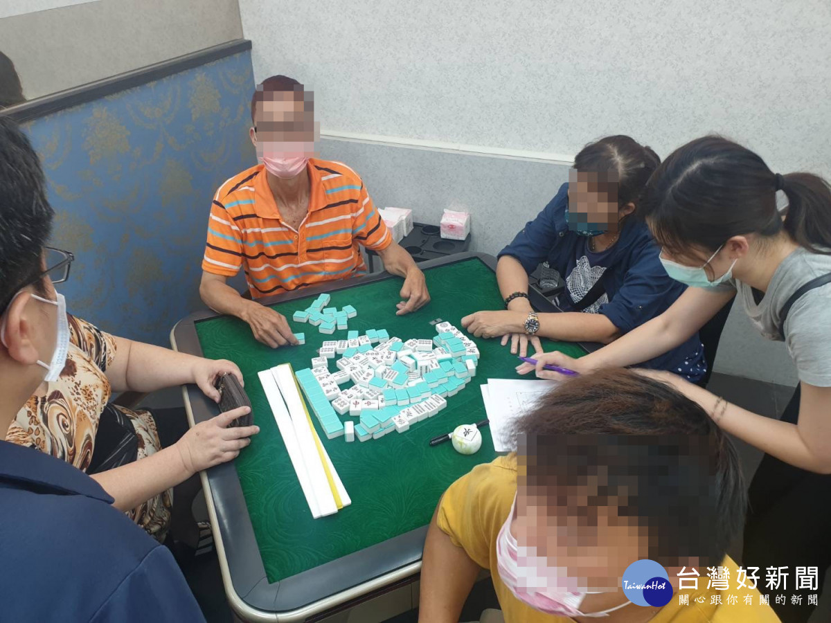 警方破獲麻將職業賭場，逮回31人查扣70萬餘元。