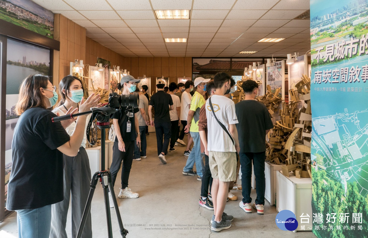 中原師生在前熱炒鐵皮屋舉辦成果展呈現南崁土地故事。<br /><br />
