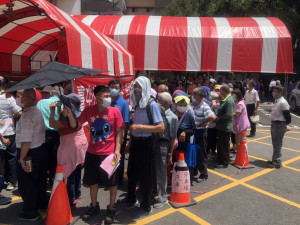 台中潭子長青館快打站湧入施打潮，數百長輩揮汗排隊，遮陽棚下長長人龍難以消化。