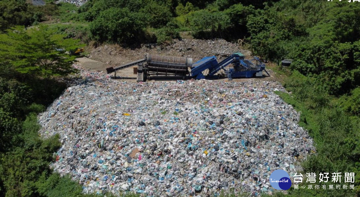 中寮鄉原先推置的垃圾達6千公噸。（縣府提供）