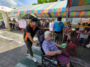民雄分局平林守望相助分隊前往接種站支援防疫相關工作／警方提供