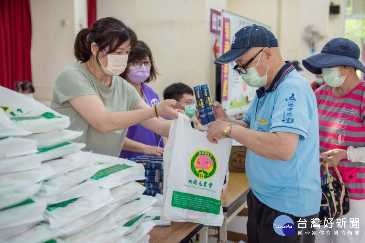 長者完成疫苗接種可領取700元超商禮券、2劑快篩試劑及1包桃園好米。<br /><br />
<br /><br />
