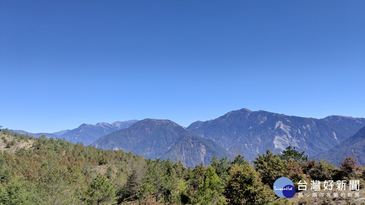 天池觀景台望玉穗山及玉山群峰與雲峰 /玉管處提供