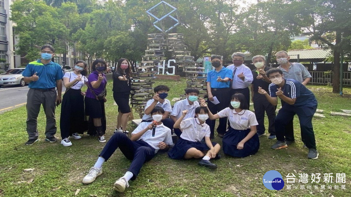 ▲學生們希望以校園裝置藝術「轉•基」為大家帶來轉機，讓校園生滿生氣。（圖／記者 許高祥 攝）