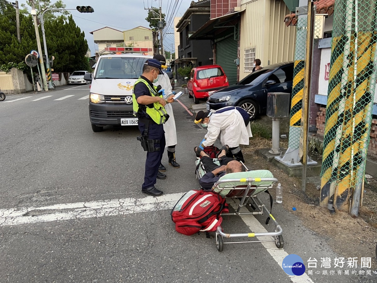 老翁外出身體不適坐於路旁　警員獲報即時協助送醫急救