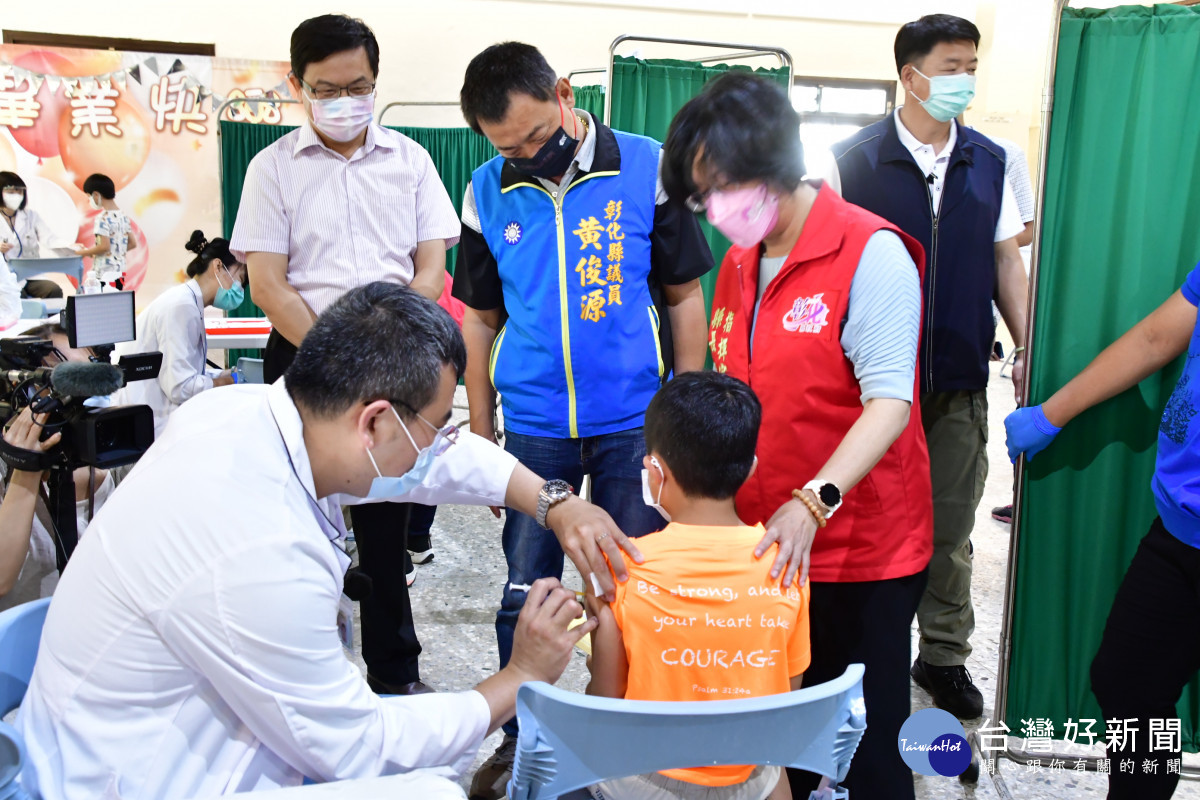 縣長王惠美前往洛津國小關切兒童施打疫苗情況。圖／記者鄧富珍攝