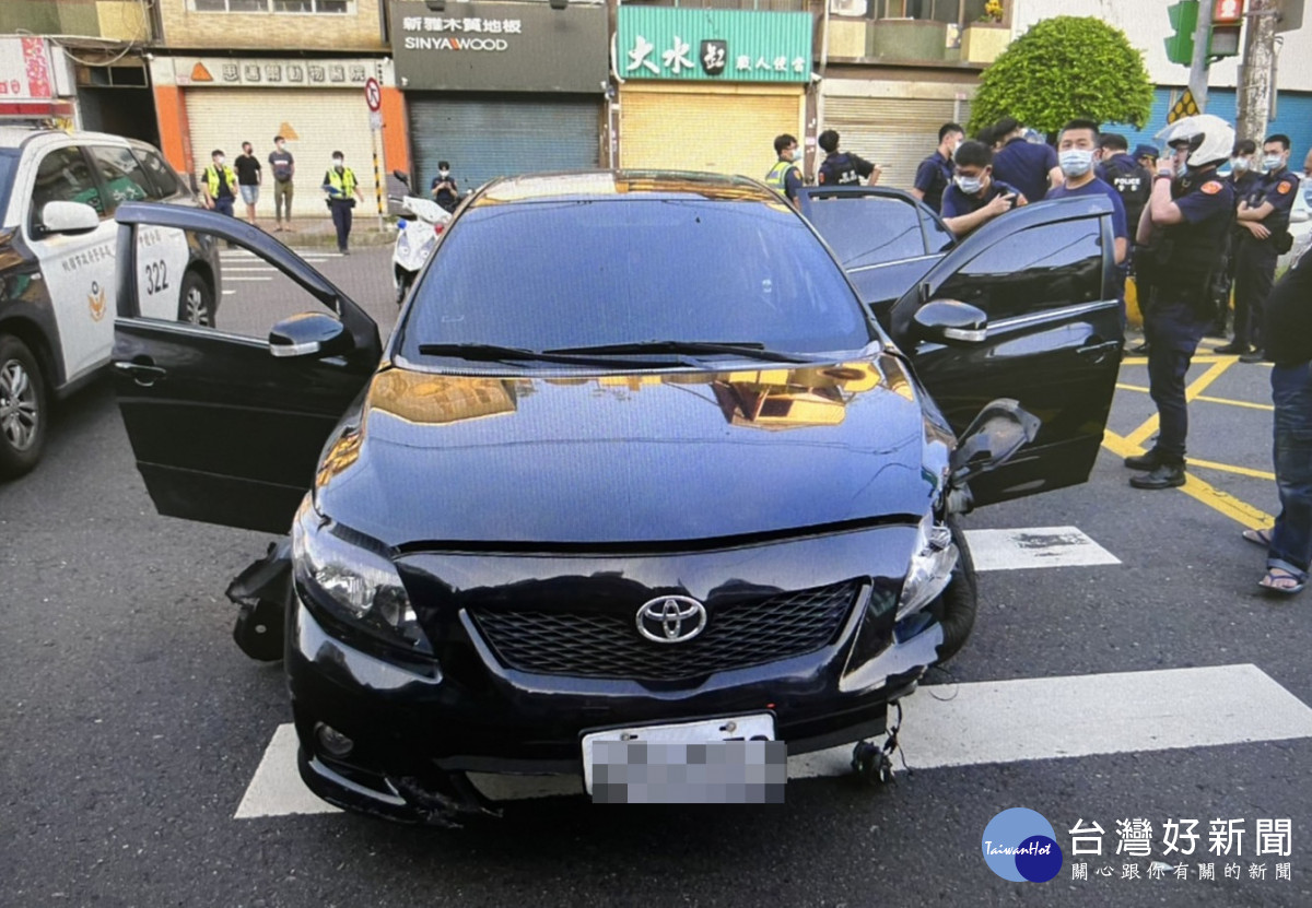 醉男拒檢衝撞，警鳴3槍迅速圍捕並於車內查獲毒品。