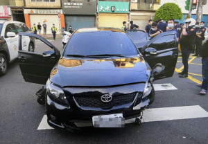 醉男拒檢衝撞，警鳴3槍迅速圍捕並於車內查獲毒品。