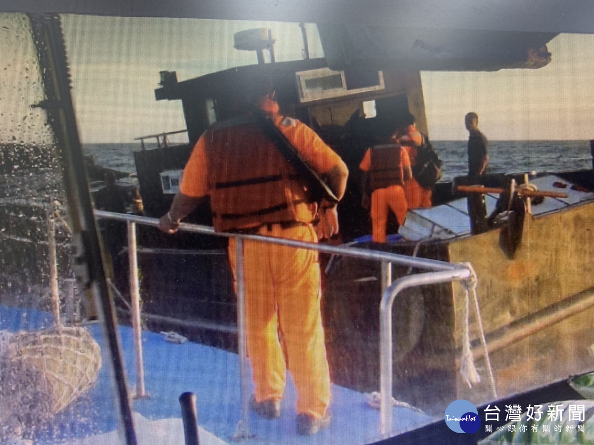 海巡人員登檢搜出約20噸豬肉製品，並將船長等4人押返臺中港海巡基地碼頭偵辦。