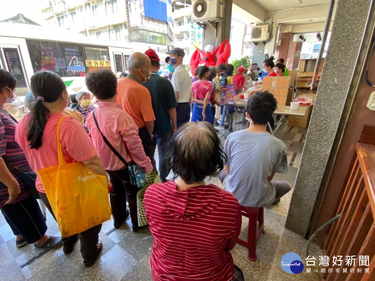 台中豐原名店「粥狂」公益日免費發送2000碗海鮮粥，現場民眾排隊綿延百公尺。