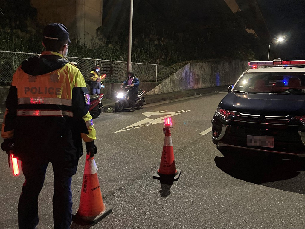 台北市警察執行臨檢勤務。（圖／資料照片，圖源：台北市府警察局交通大隊）