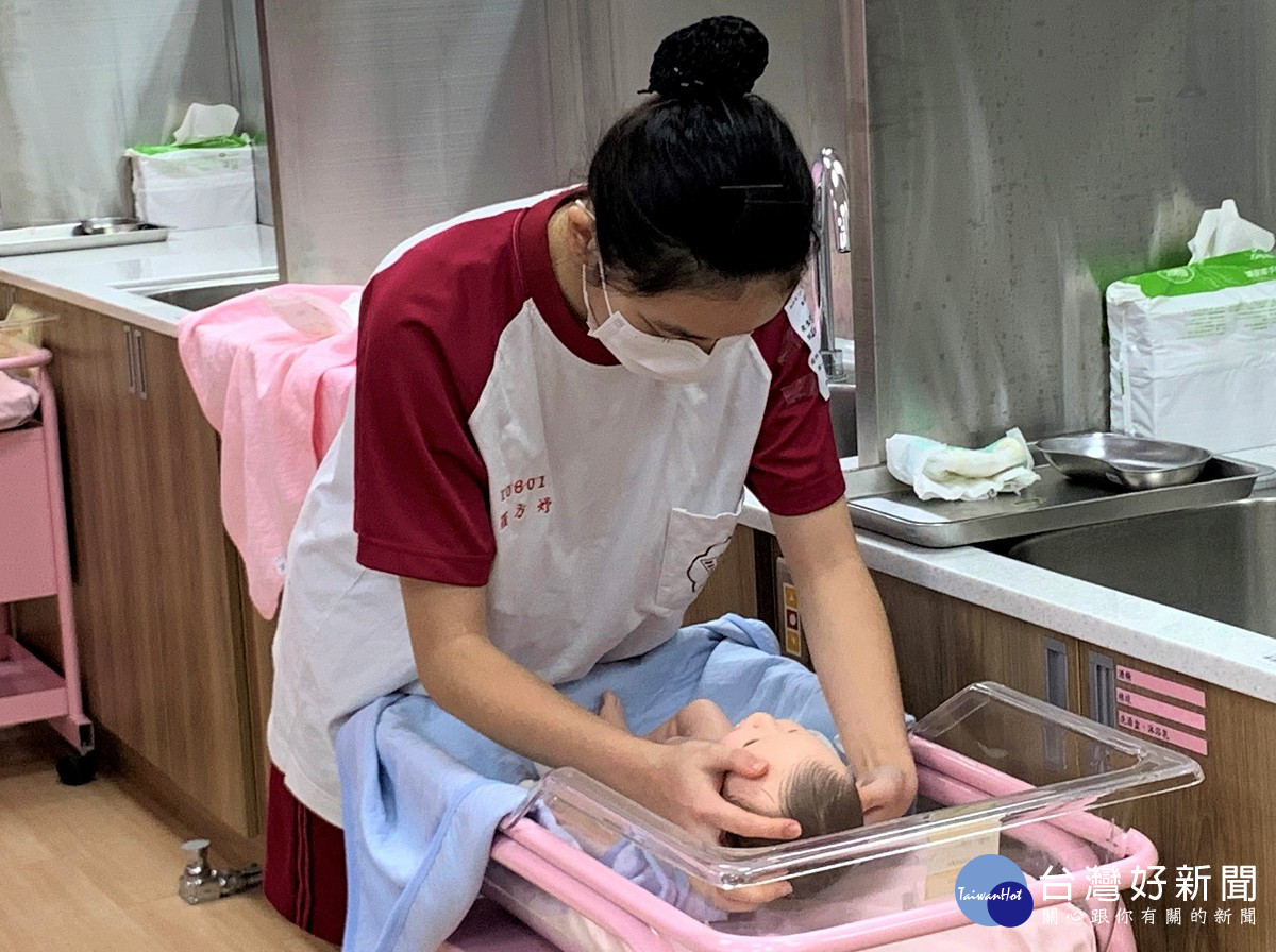 三峽國中羅方妤同學在本學年度首度新增辦理的醫護職群「婦兒保健」主題競賽榮獲第1名佳績