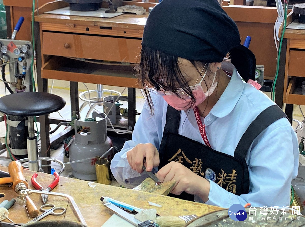 新埔國中黃米菲同學在設計職群珠寶金銀細工主題競賽奪冠
