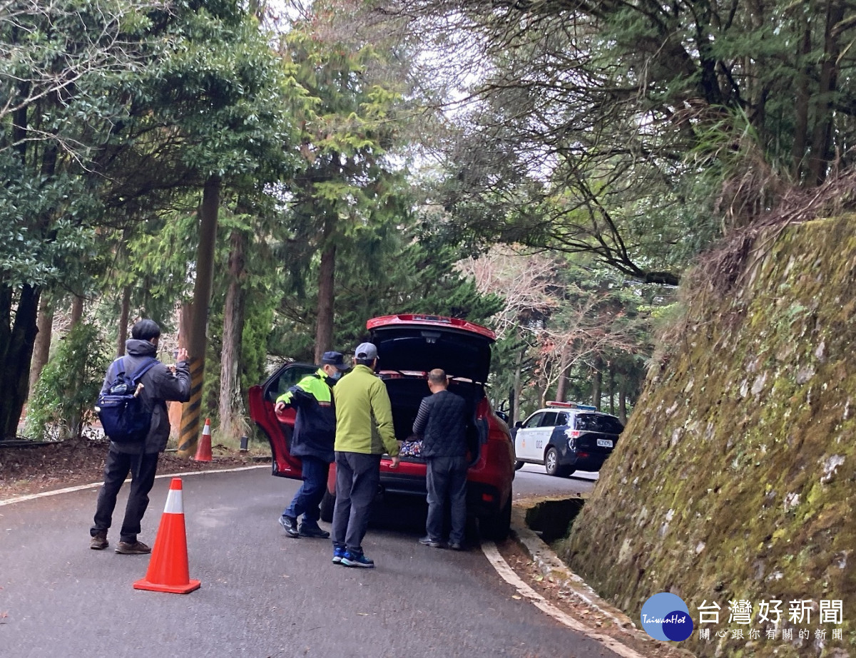 東勢林區管理處會同臺中市政府警察局和平分局雪山派出所攔查盜伐嫌犯。