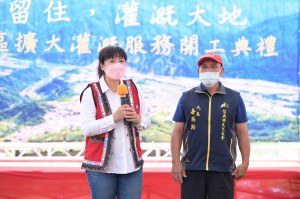 信義鄉羅娜擴大灌溉工程開工典禮，前行政院中部聯合服務中心執行長蔡培慧致詞。