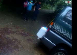 民眾車輛雙前輪深陷泥濘之中。