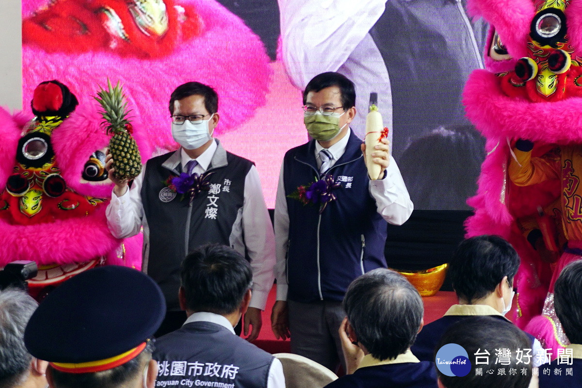 中壢臨時前站新建工程動土祈福典禮中，交通部長王國材、桃園市長鄭文燦共同接受祥師獻上「好彩頭」和「旺來」。