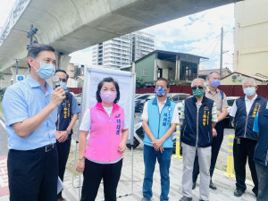 立委楊瓊瓔(左二)邀集台鐵局等相關單位會勘潭子區鐵路高架橋下空間規畫案。