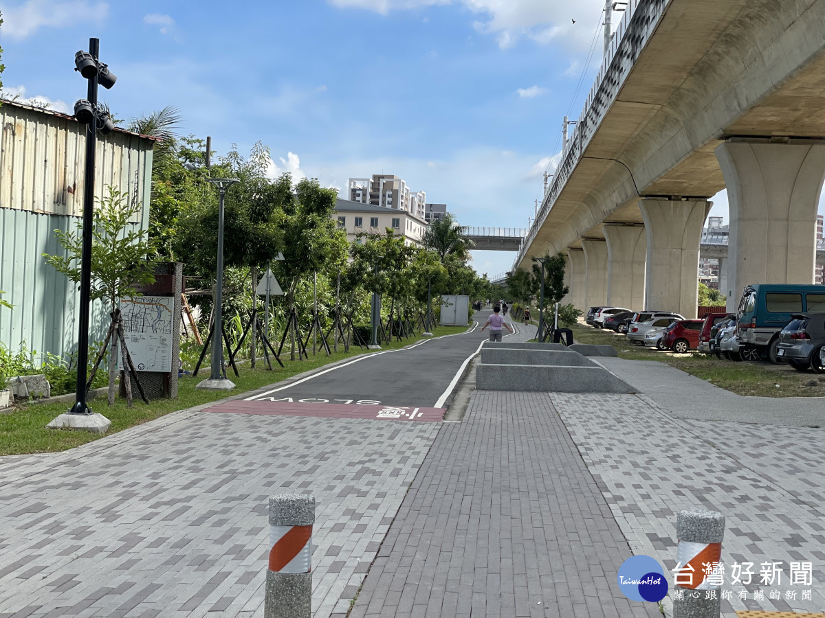 台中鐵路高架潭子段西側已完成設置自行車道、人行道、綠美化工程等。