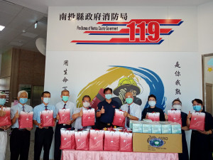 慈濟南投志工赴消防局贈N95口罩及安心祝福禮。（慈濟服務處提供）