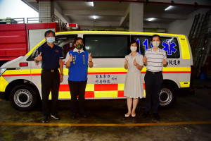 彩普科技與宏泰電力贈南投消防局救護車。（消防局提供）