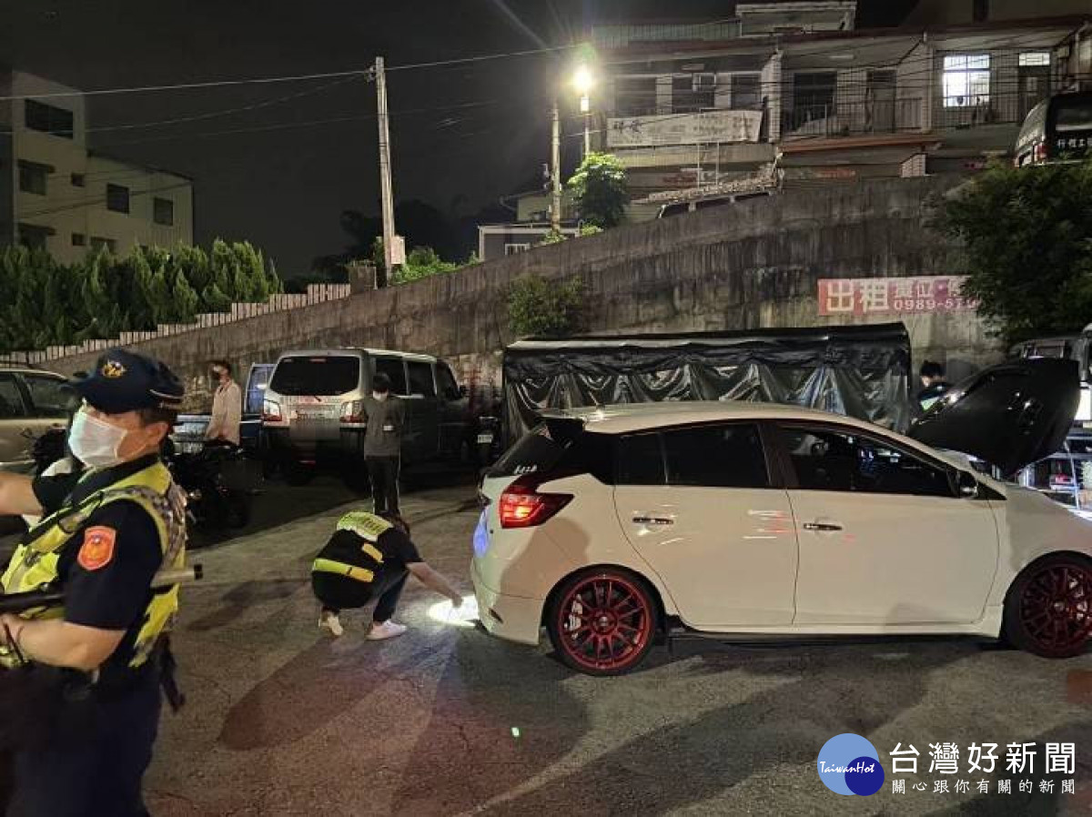 台中豐原警方22日深夜攔檢11輛噪音車及改裝車，其中5輛檢驗不合格，另舉發無照駕駛11件，查獲酒駕2件。