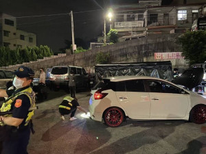 台中豐原警方22日深夜攔檢11輛噪音車及改裝車，其中5輛檢驗不合格，另舉發無照駕駛11件，查獲酒駕2件。
