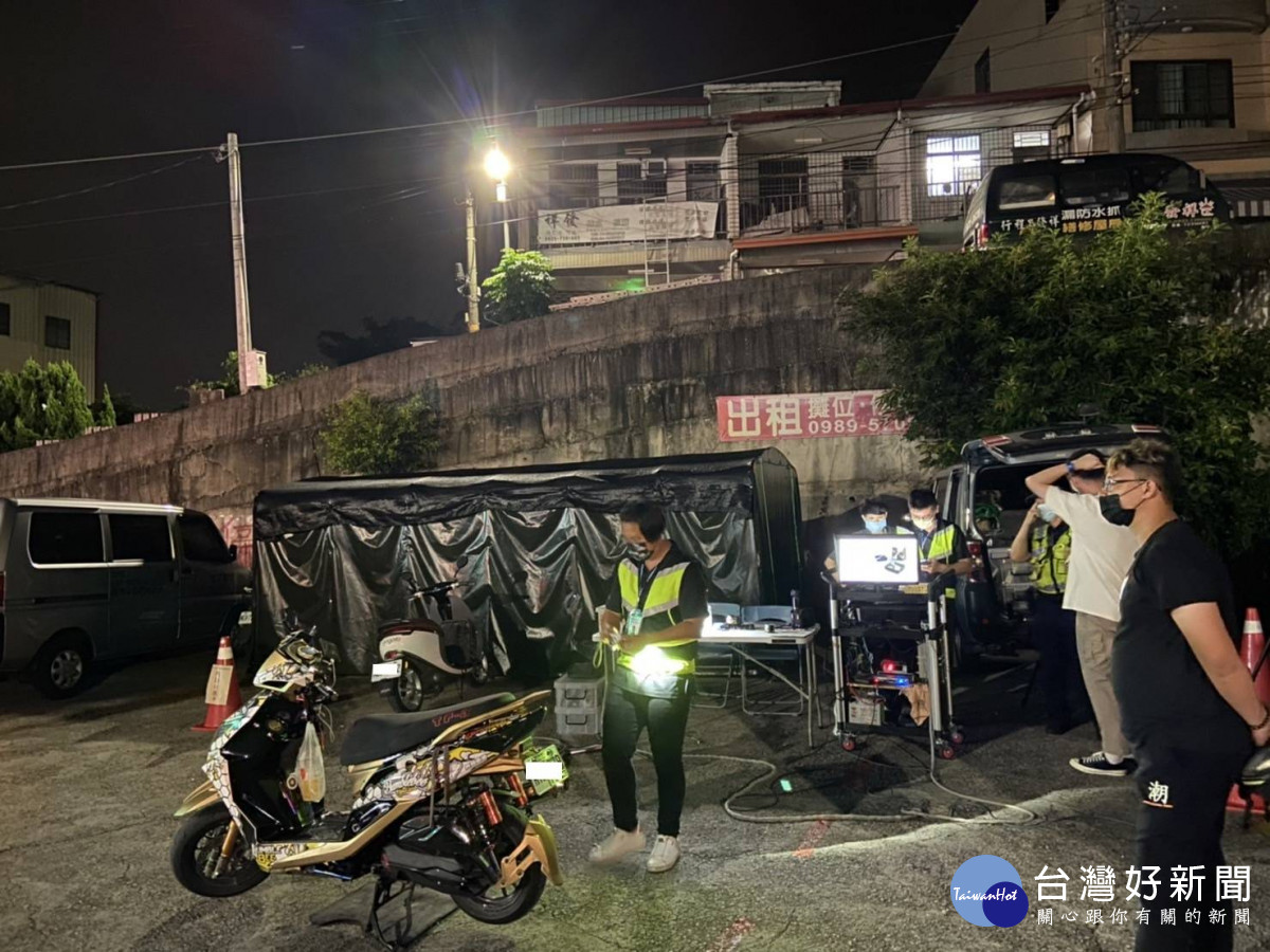 豐原警方22日深夜攔檢11輛噪音車及改裝車，其中5輛檢驗不合格，另舉發無照駕駛11件，查獲酒駕2件。