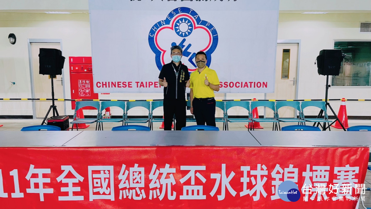 台中市運動局長李昱叡(左)歡迎全國水球好手齊聚台中參賽交流。