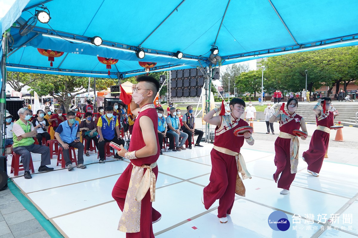世界佛教正心會行動佛殿165站淡水捷運站，來自新竹的JF太鼓團樂藝供佛