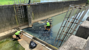 ▲環保局每周進行3次河面巡檢及每月2次河道廢棄物定期清理。（圖／記者 許高祥 翻攝）