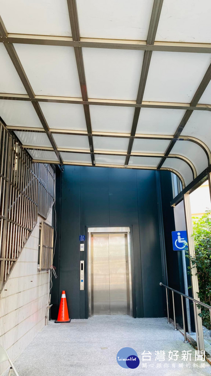 大雅區西寶里活動中心增設無障礙電梯，一併施作1樓採光罩。