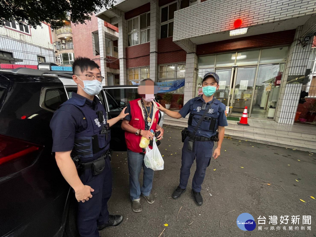 老翁與司機溝通有誤，下車找不到路，大園警協助解危。<br />
<br />
