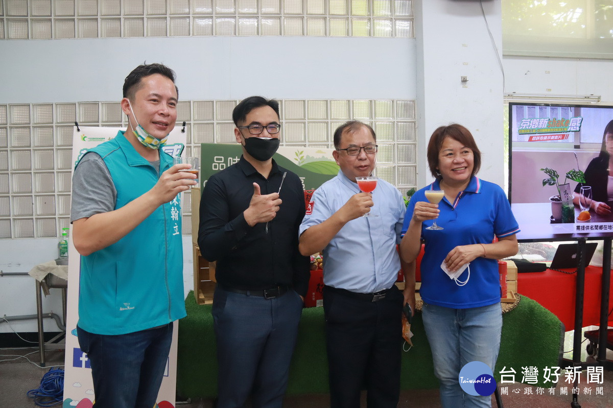 議員陳翰立（左）、曹忠猷處長（ 右二）都推薦名鄉手搖飲的美味。（記者扶小萍攝）