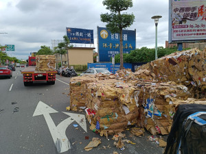 曳引車轉彎貨物散落一地，平鎮警交通疏導迅速排除。