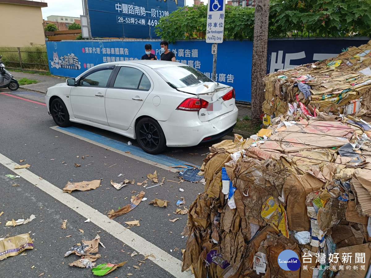 曳引車轉彎貨物散落一地，平鎮警交通疏導迅速排除。