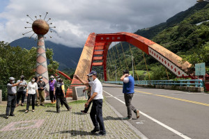 信義鄉東埔溫泉特色橋梁「日月雙橋」，地方民眾爭取營造觀光商機，縣長林明溱27日實地考察聽取在地心聲。