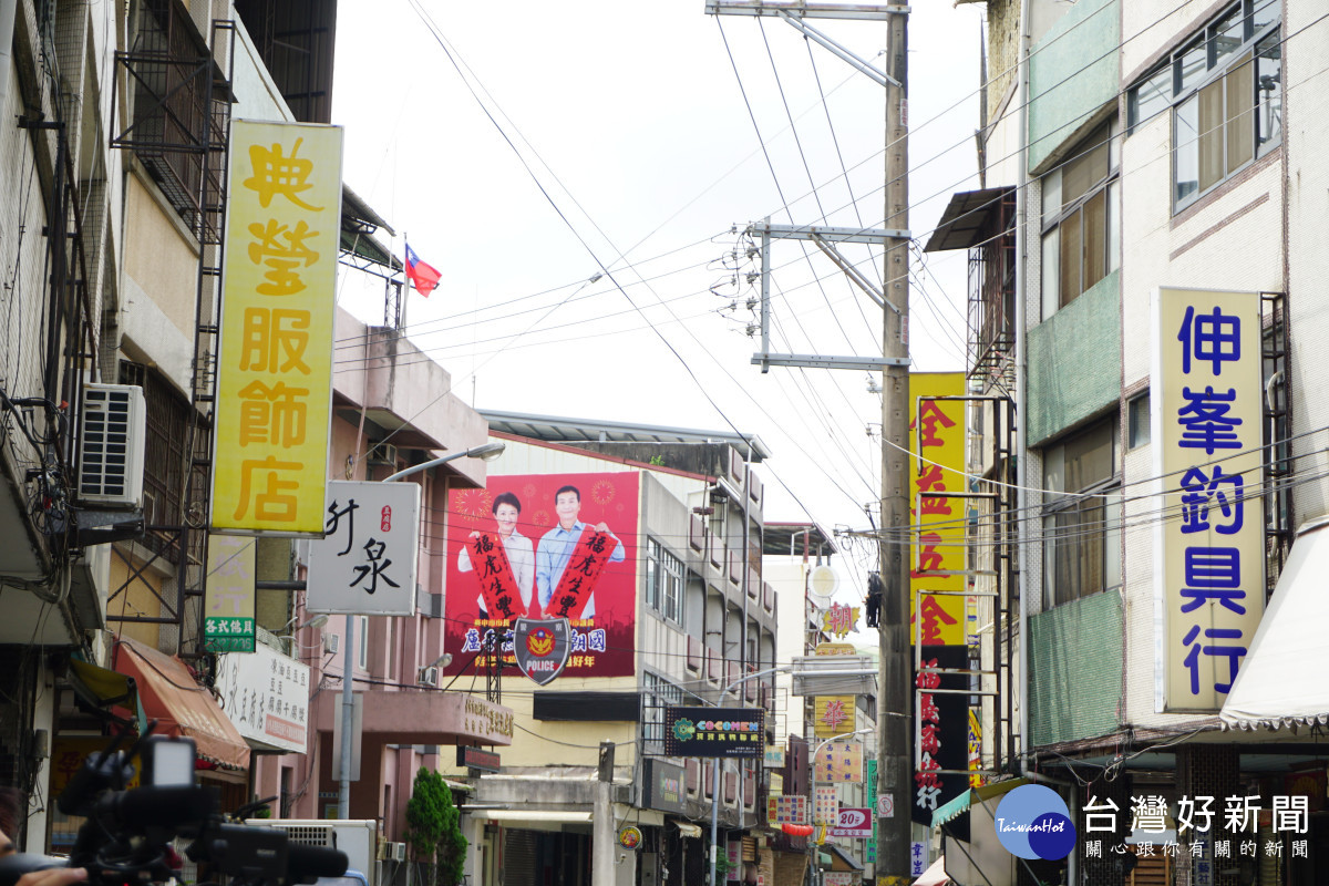 台中市潭子區潭子街的台電電桿、空中纜線錯落影響市容景觀。